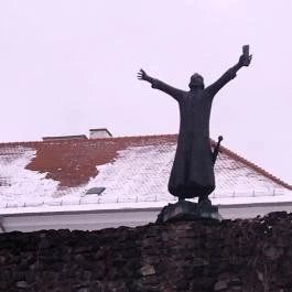 I. Géza király szobra Vác - Egyéb