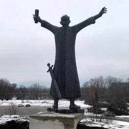 I. Géza király szobra Vác - Egyéb