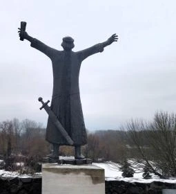 I. Géza király szobra