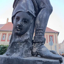 id. Lendvay Márton szobra, Budapest - Külső kép