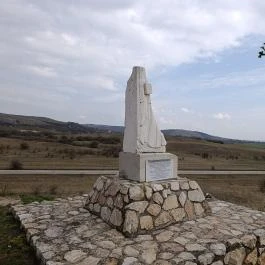 II. világháborús emlékmű, Csákberény - Külső kép