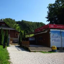 Holle Anyó Hüttéje, Eplény - Külső kép