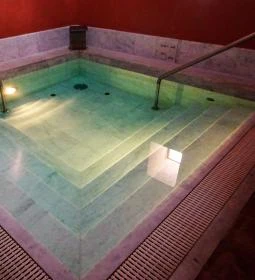 Irgalmasok Veli Bej Fürdője