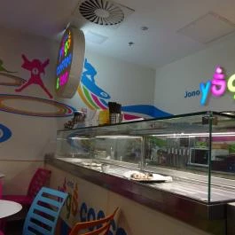 Jono Yogo Önkiszolgáló Frozen Yogurt Bár - WestEnd City Center, Budapest - Belső