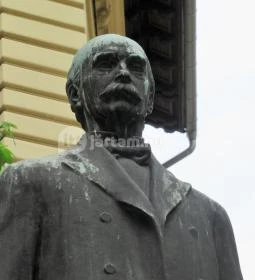 Kamermayer Károly szobra