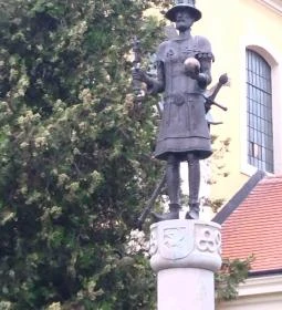 Károly Róbert-szobor