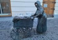 Kati néni szobra Székesfehérvár