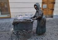 Kati néni szobra Székesfehérvár