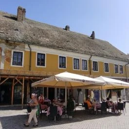 Kereskedőház Étterem és Kávézó, Szentendre - Külső kép