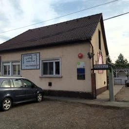 KIOSZ Bisztró Monor - Külső kép