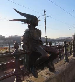 Kiskirálylány szobor