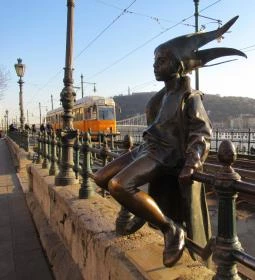 Kiskirálylány szobor