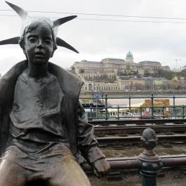 Kiskirálylány szobor Budapest - Egyéb