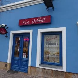 Kiss Delikát, Vác - Külső kép