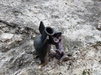 Kolodko: Bombán csüngő Vuk miniszobor Budapest