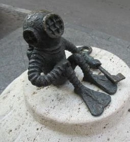 Kolodko: Búvár és a kulcs miniszobor