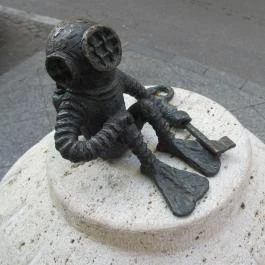 Kolodko: Búvár és a kulcs miniszobor Budapest - Egyéb