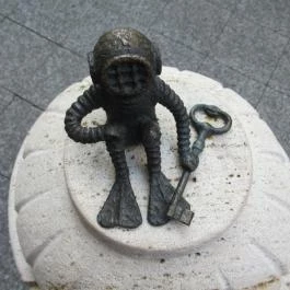 Kolodko: Búvár és a kulcs miniszobor Budapest - Egyéb