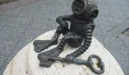 Kolodko: Búvár és a kulcs miniszobor Budapest - Egyéb