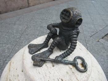 Kolodko: Búvár és a kulcs miniszobor Budapest