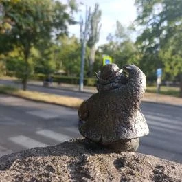 Kolodko: Dr. Bubó és a gyógyuló nyúl miniszobor, Budapest - Külső kép