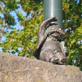 Kolodko: Dr. Bubó és a gyógyuló nyúl miniszobor, Budapest - Külső kép