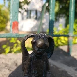 Kolodko: Dr. Bubó és a gyógyuló nyúl miniszobor, Budapest - Külső kép