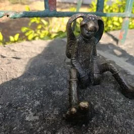 Kolodko: Dr. Bubó és a gyógyuló nyúl miniszobor, Budapest - Külső kép