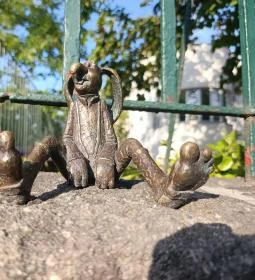 15. legjobb látnivaló: Kolodko: Dr. Bubó és a gyógyuló nyúl miniszobor