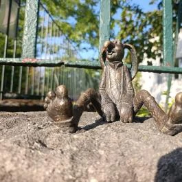 Kolodko: Dr. Bubó és a gyógyuló nyúl miniszobor, Budapest - Külső kép