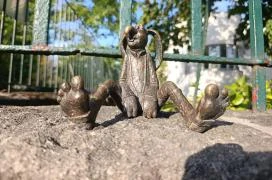 Kolodko: Dr. Bubó és a gyógyuló nyúl miniszobor Budapest