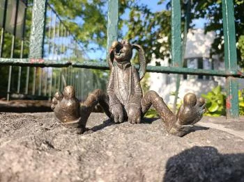 Kolodko: Dr. Bubó és a gyógyuló nyúl miniszobor Budapest