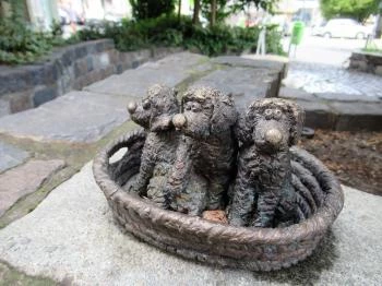 Kolodko: Egyszer volt Budán kutyavásár miniszobor Budapest