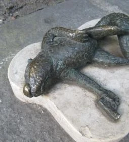 Kolodko: Halott mókus miniszobor