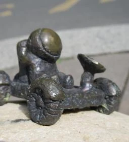 Kolodko: Holdjáró miniszobor