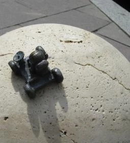 Kolodko: Holdjáró miniszobor