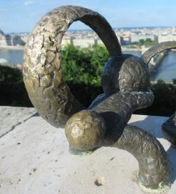 Kolodko: Kockásfülű nyúl miniszobra