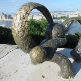 Kolodko: Kockásfülű nyúl miniszobra Budapest - Egyéb