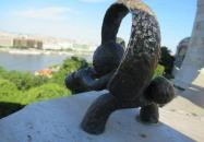 Kolodko: Kockásfülű nyúl miniszobra Budapest