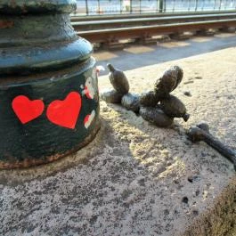 Kolodko: Lufikutya csonttal miniszobor Budapest - Egyéb