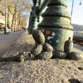 Kolodko: Lufikutya csonttal miniszobor Budapest - Egyéb