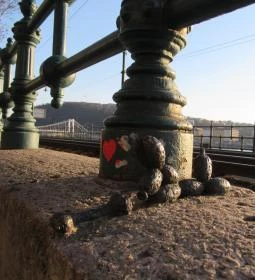 Kolodko: Lufikutya csonttal miniszobor