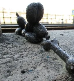 Kolodko: Lufikutya csonttal miniszobor