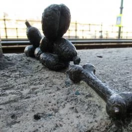 Kolodko: Lufikutya csonttal miniszobor Budapest - Egyéb
