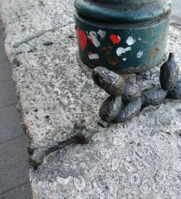 Kolodko: Lufikutya csonttal miniszobor