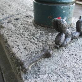 Kolodko: Lufikutya csonttal miniszobor Budapest - Egyéb