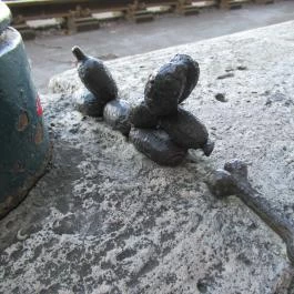 Kolodko: Lufikutya csonttal miniszobor Budapest - Egyéb