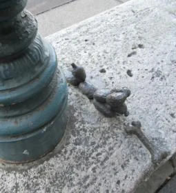 Kolodko: Lufikutya csonttal miniszobor