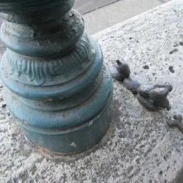 Kolodko: Lufikutya csonttal miniszobor Budapest - Egyéb