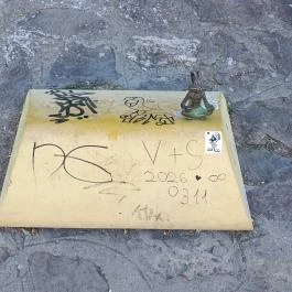 Kolodko: Meditáló nyúl miniszobor, Budapest - Külső kép